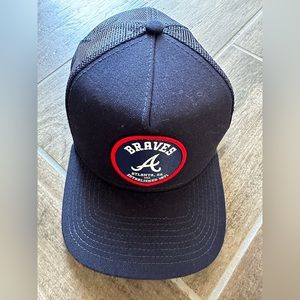 New Era SnapBack Atlanta Braves hat.